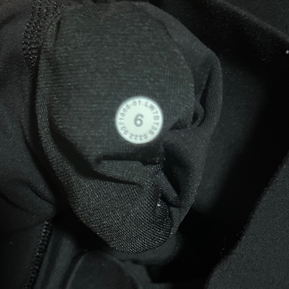 Lulu Lemon Black Align 6” Women's Shorts - Picture 4 of 4